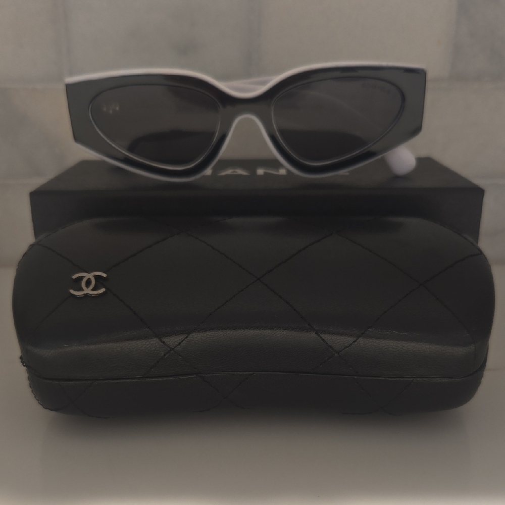 CHANEL Monochrome Sunglasses - Picture 5 of 5